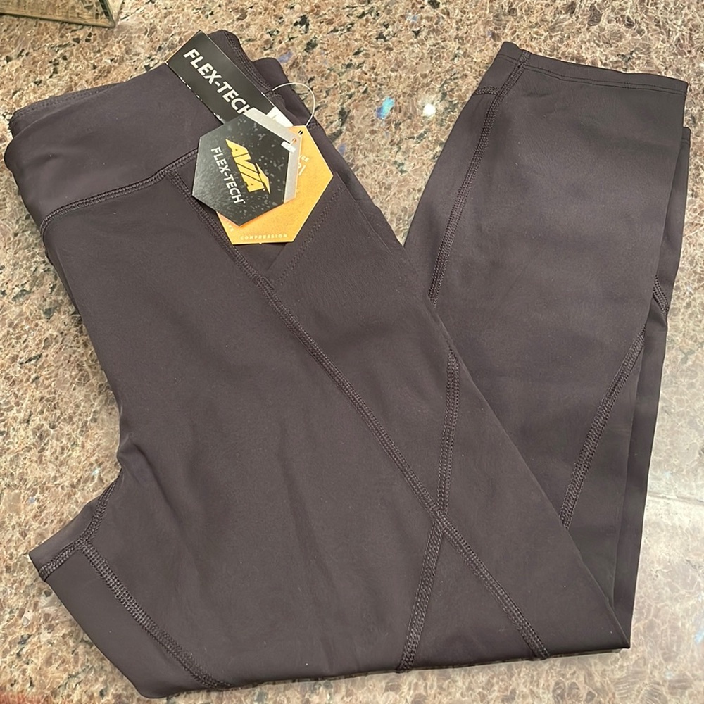 NWT- Avia stretchy capri workout pants with side pockets